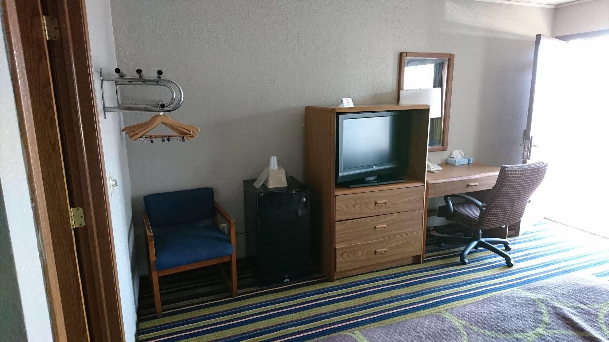 Burton Inn And Suites Bagian luar foto