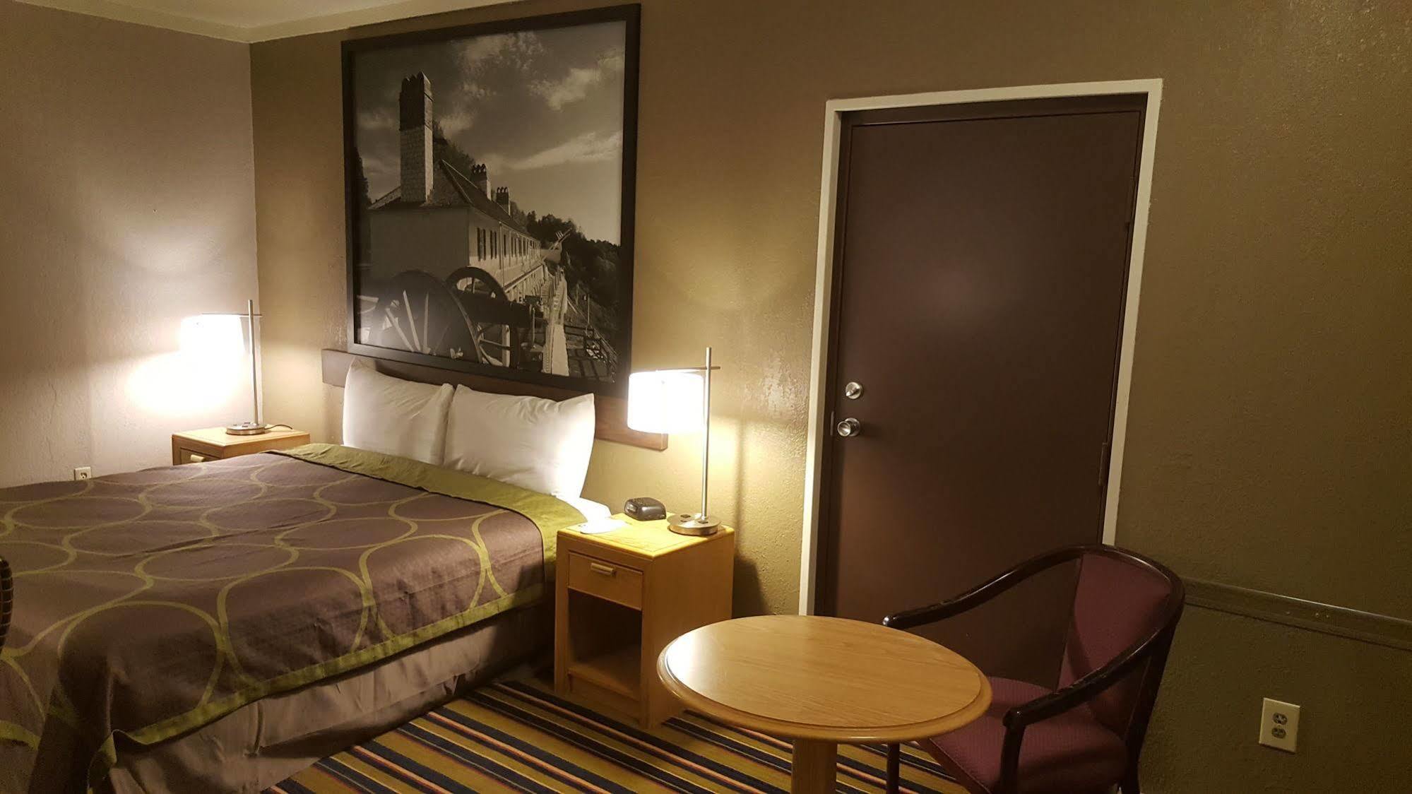 Burton Inn And Suites Bagian luar foto