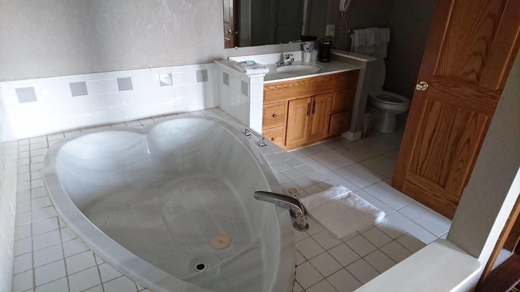Burton Inn And Suites Bagian luar foto