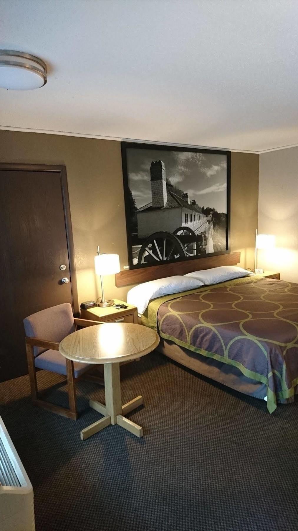Burton Inn And Suites Bagian luar foto